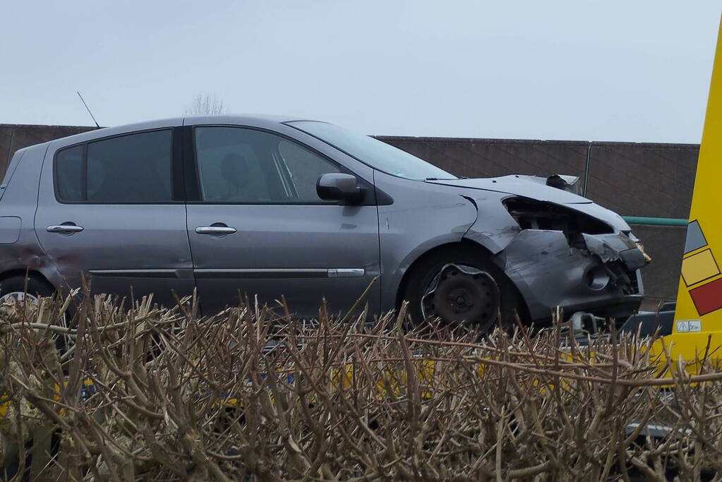 Personenauto klapt bovenop vrachtwagen