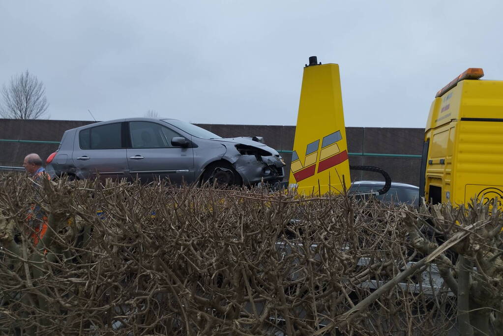 Personenauto klapt bovenop vrachtwagen