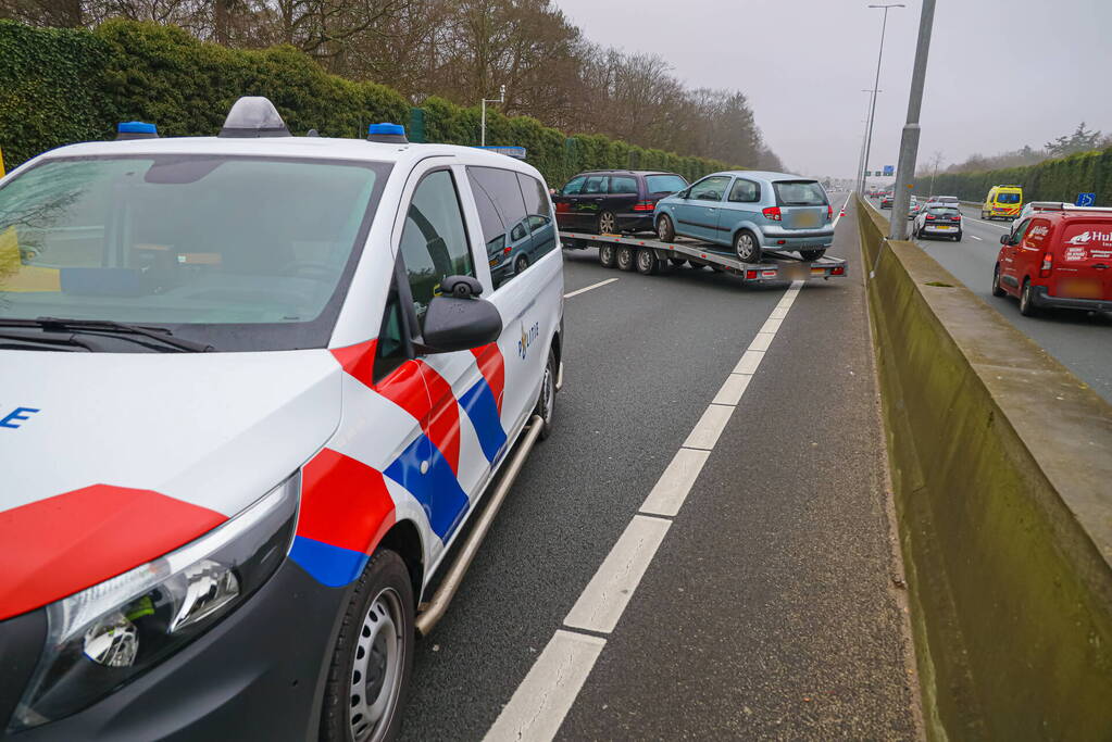 Snelweg afgesloten door geschaarde aanhanger