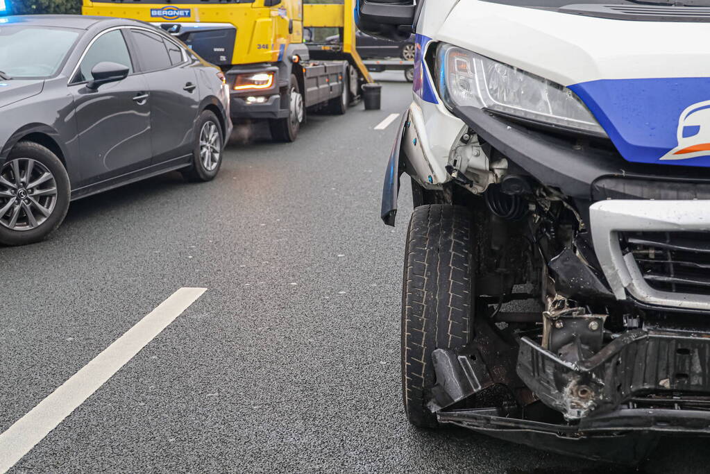 Snelweg afgesloten door geschaarde aanhanger