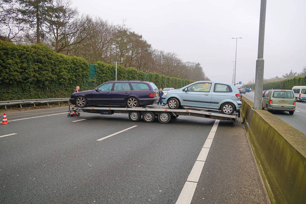 Snelweg afgesloten door geschaarde aanhanger