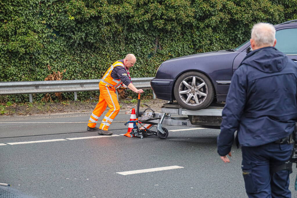 Snelweg afgesloten door geschaarde aanhanger