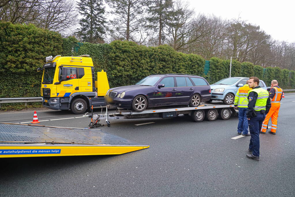 Snelweg afgesloten door geschaarde aanhanger