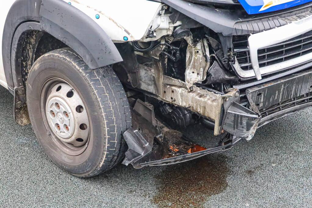 Snelweg afgesloten door geschaarde aanhanger