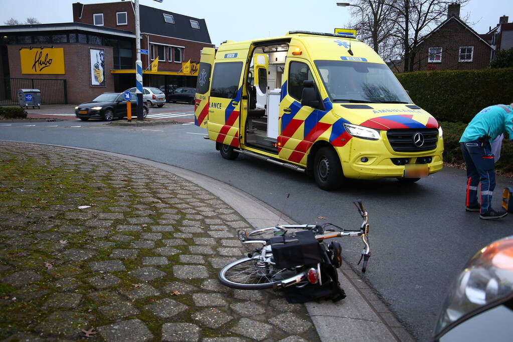 Fietser gewond bij botsing met bestelbus
