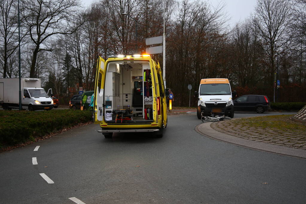 Fietser gewond bij botsing met bestelbus
