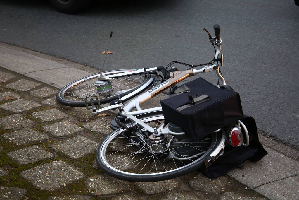 Fietser gewond bij botsing met bestelbus