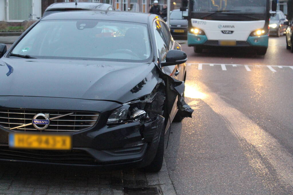 Twee auto's beschadigd bij ongeval, bestuurder onder invloed