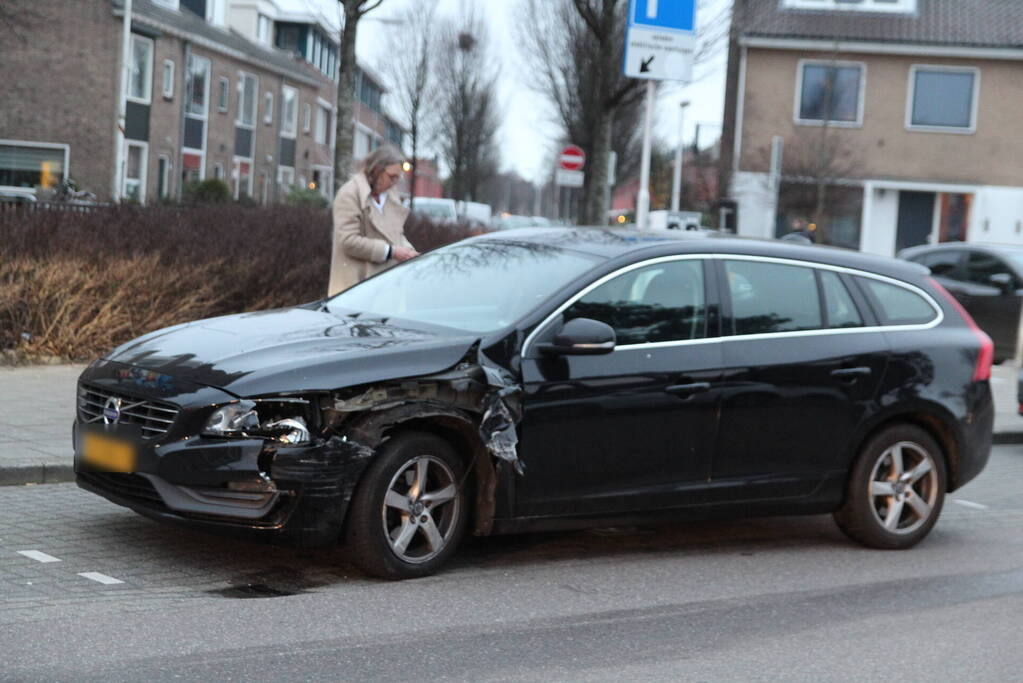 Twee auto's beschadigd bij ongeval, bestuurder onder invloed