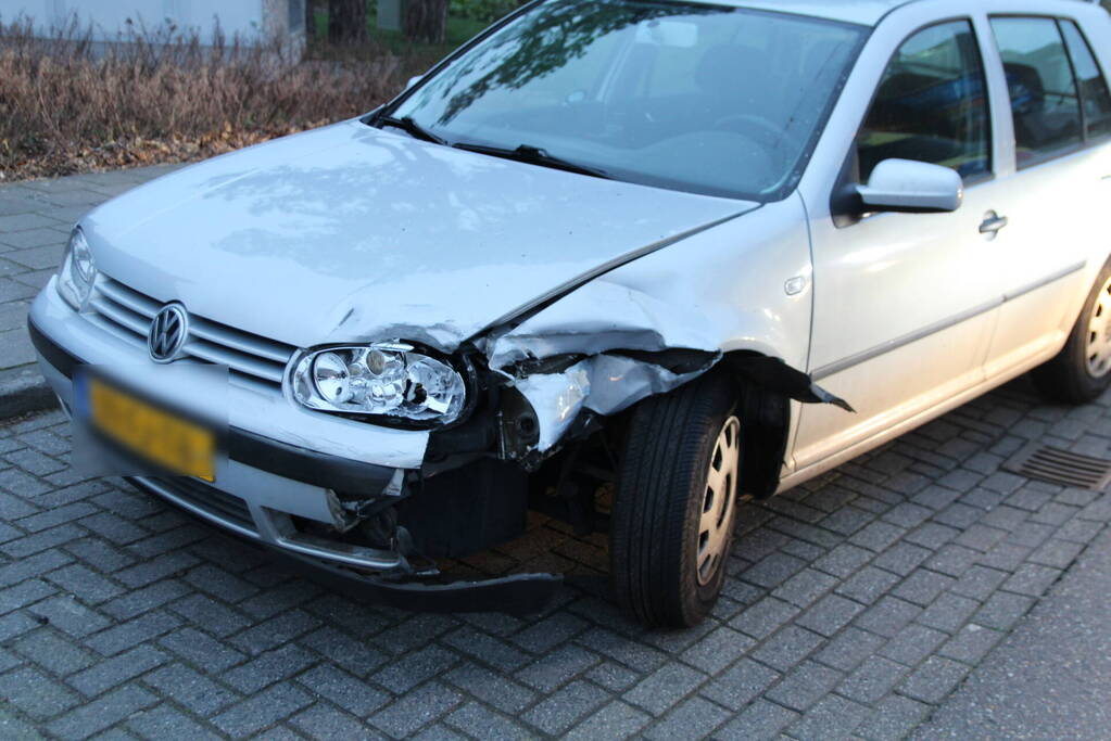 Twee auto's beschadigd bij ongeval, bestuurder onder invloed