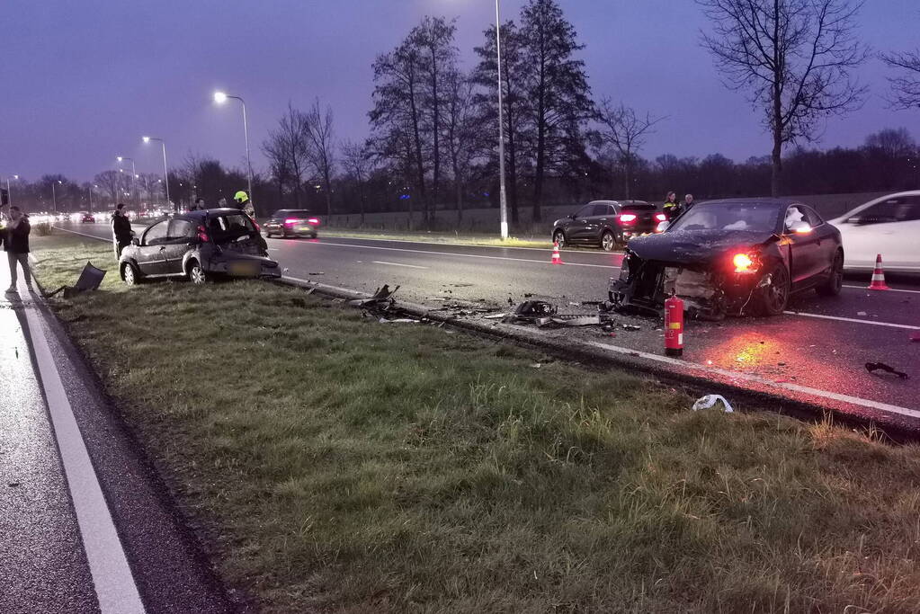 Flinke ravage na ongeval met drie voertuigen