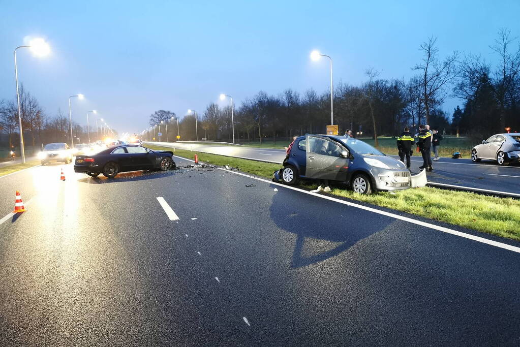 Flinke ravage na ongeval met drie voertuigen