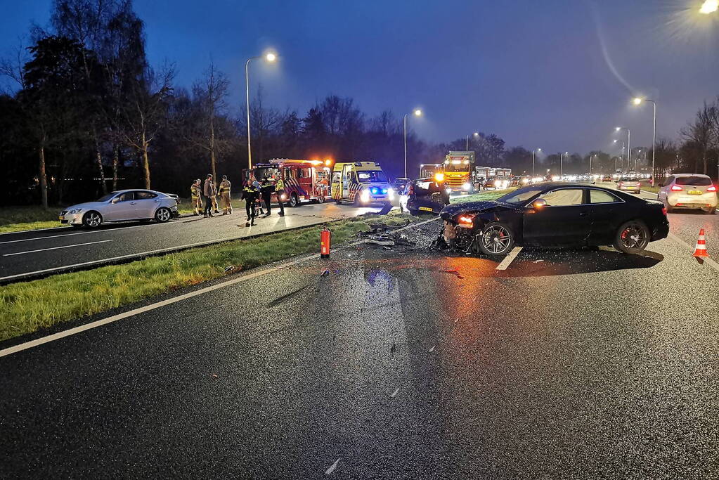 Flinke ravage na ongeval met drie voertuigen