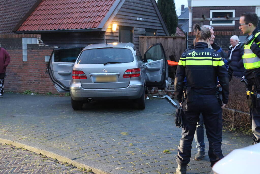 Automobilist rijdt door muur, kind raakt gewond