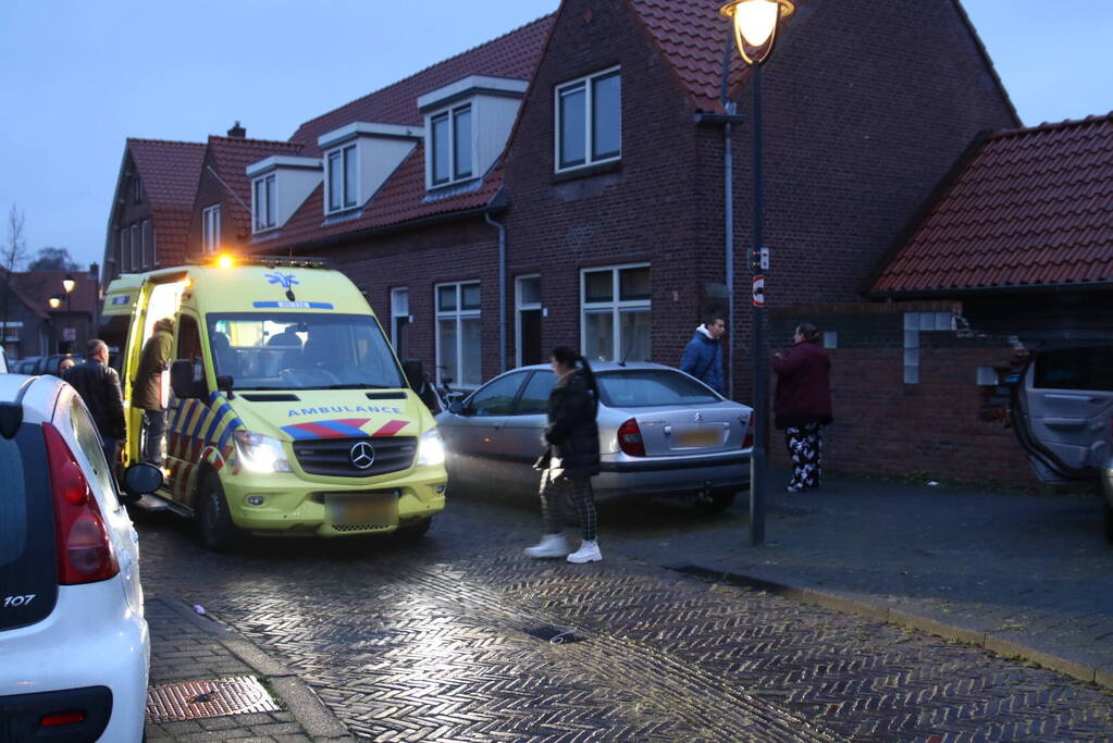 Automobilist rijdt door muur, kind raakt gewond