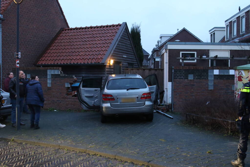 Automobilist rijdt door muur, kind raakt gewond