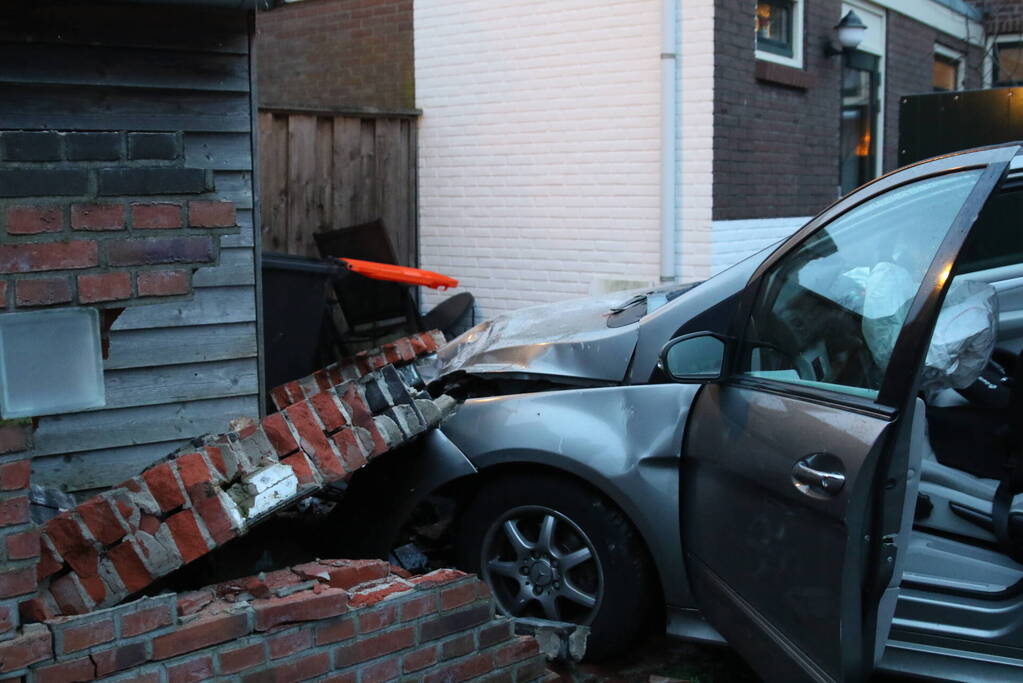 Automobilist rijdt door muur, kind raakt gewond