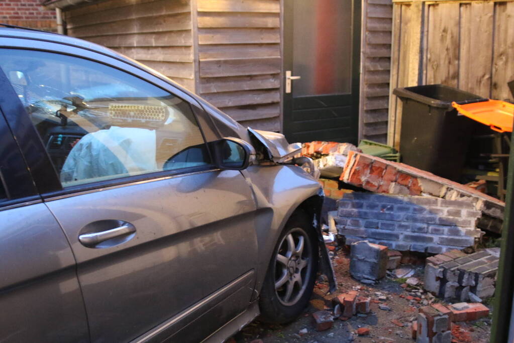 Automobilist rijdt door muur, kind raakt gewond