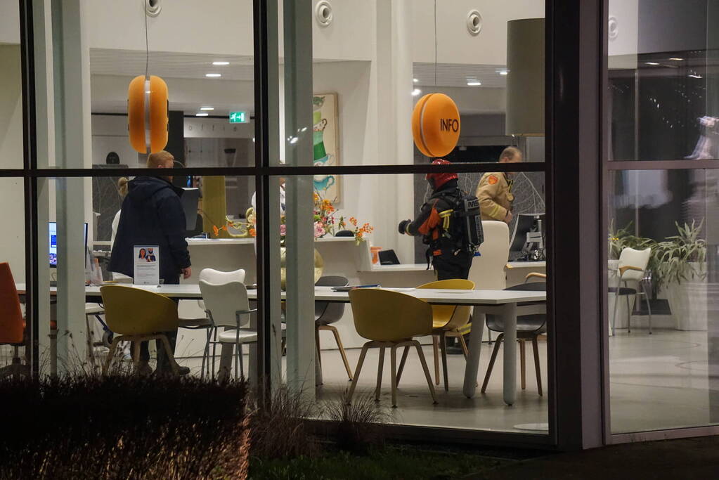 Brandweer zet keramiekoven naar buiten