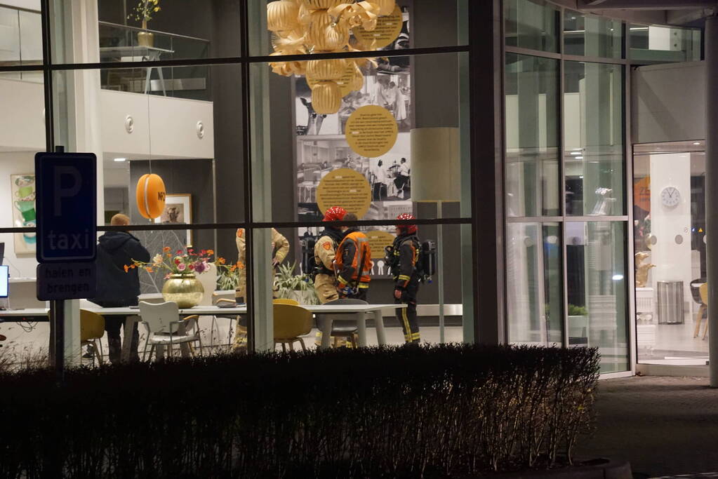 Brandweer zet keramiekoven naar buiten