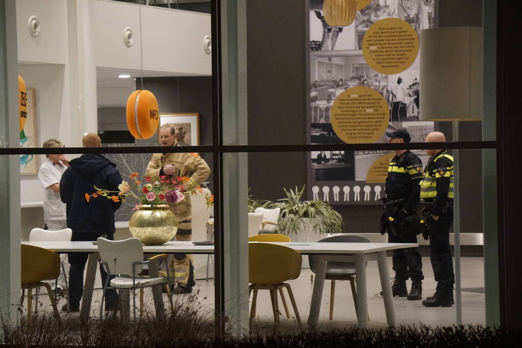 Brandweer zet keramiekoven naar buiten