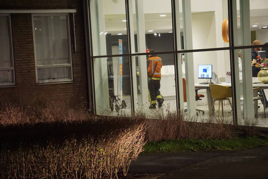 Brandweer zet keramiekoven naar buiten