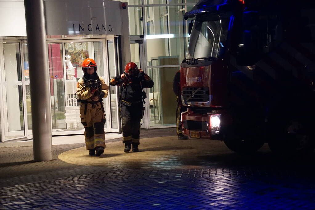 Brandweer zet keramiekoven naar buiten