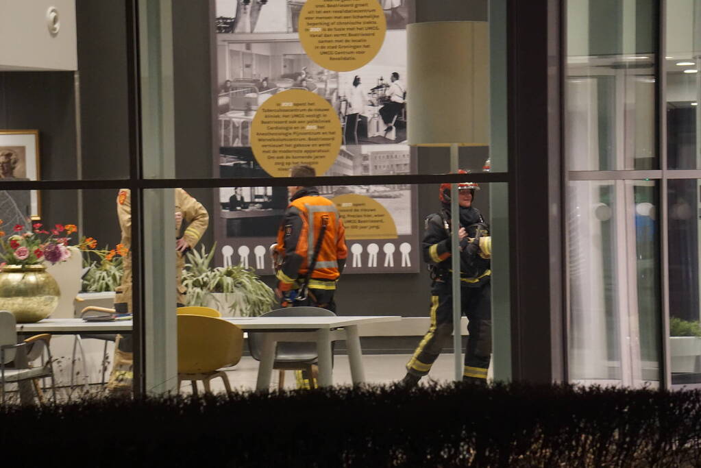 Brandweer zet keramiekoven naar buiten