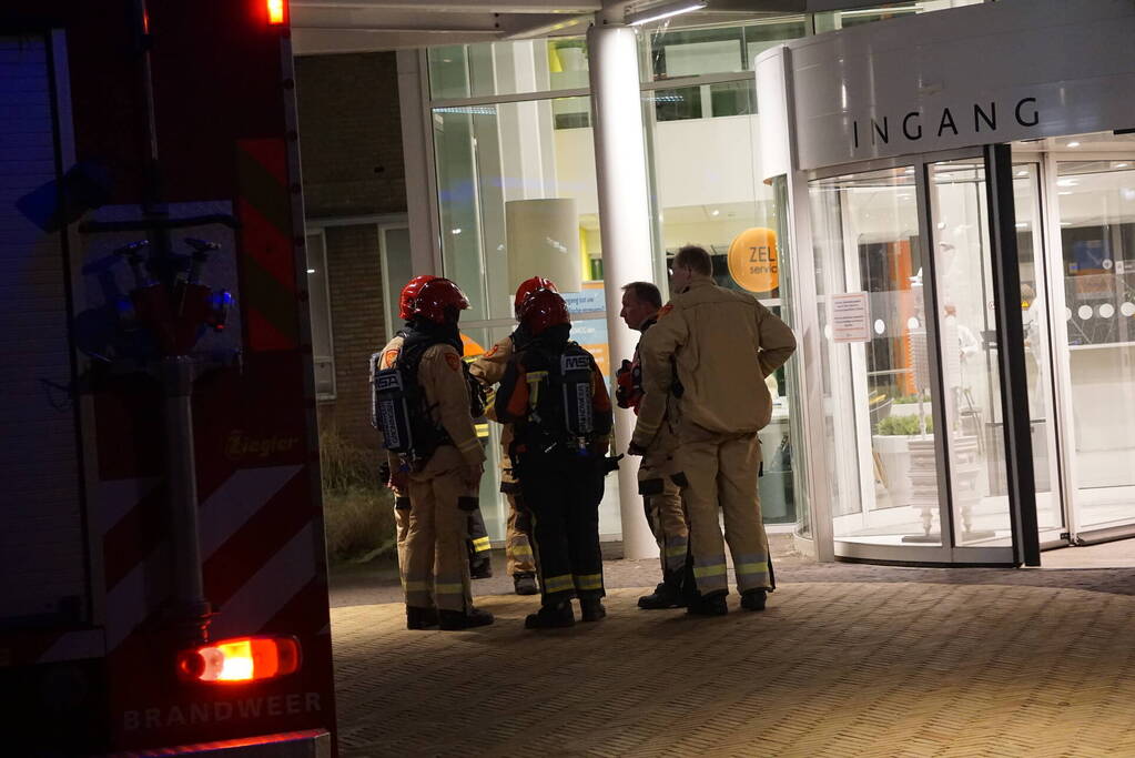 Brandweer zet keramiekoven naar buiten