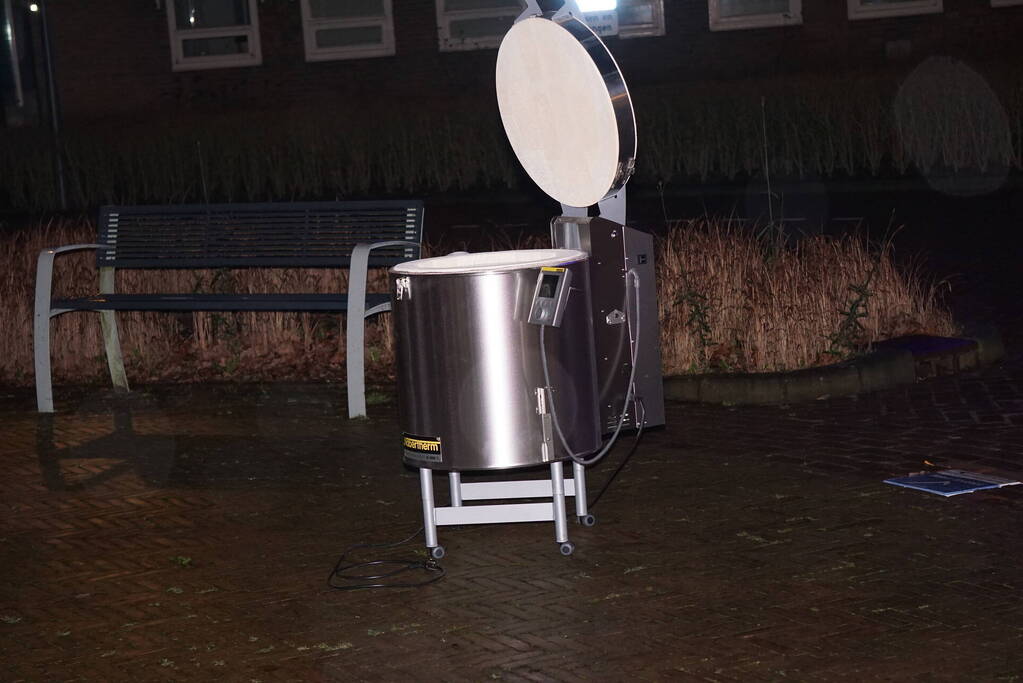 Brandweer zet keramiekoven naar buiten