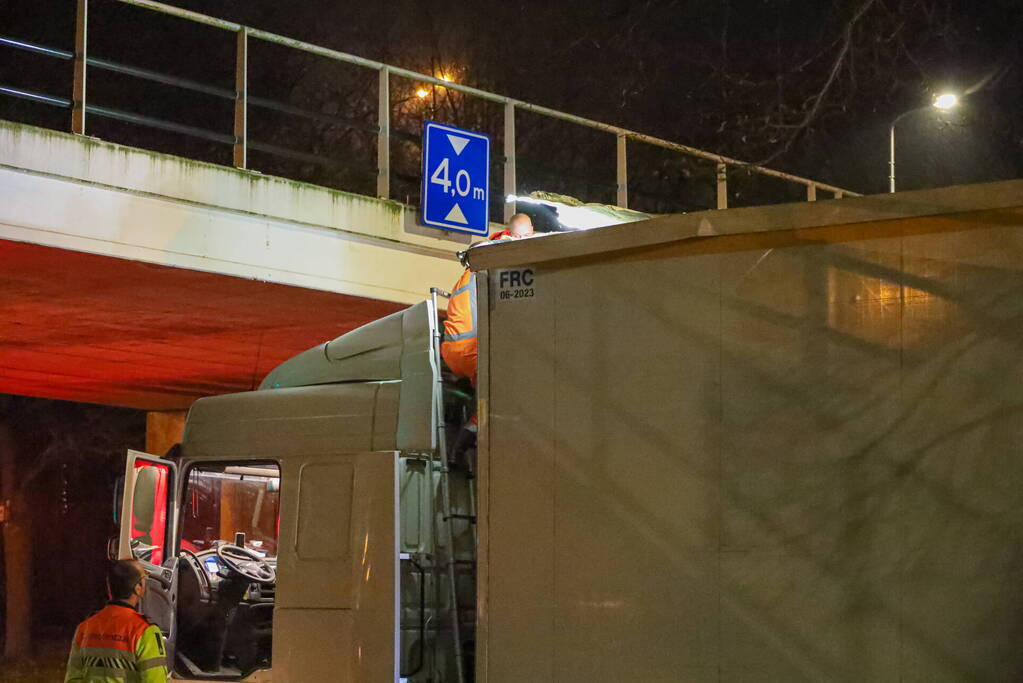 Te hoge vrachtwagen klem onder viaduct