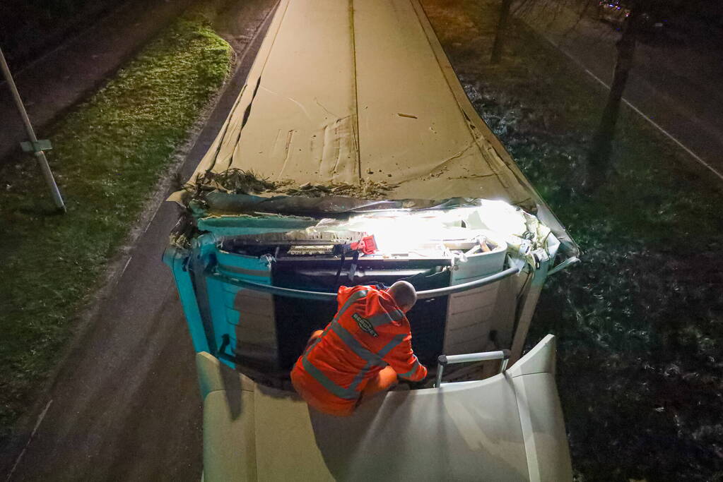 Te hoge vrachtwagen klem onder viaduct