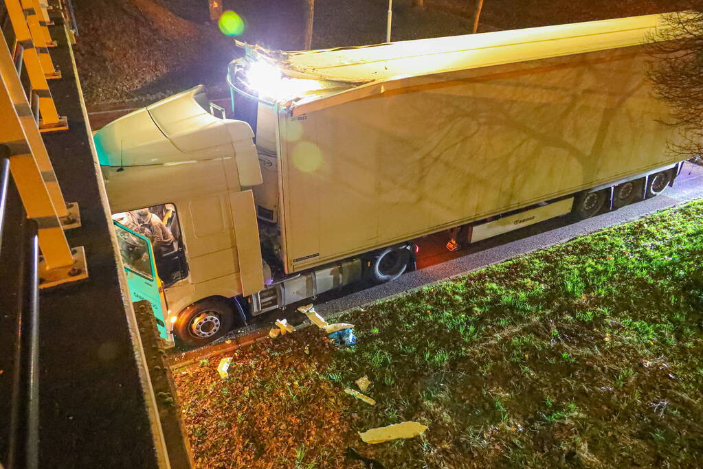 Te hoge vrachtwagen klem onder viaduct