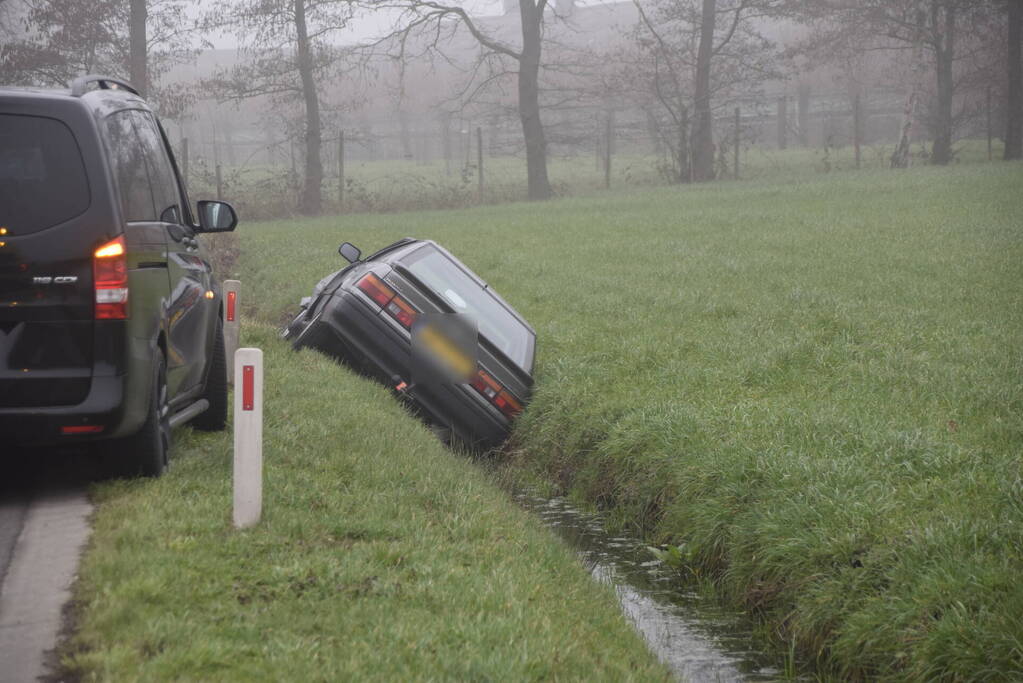 Auto belandt in sloot bij botsing met bestelbus