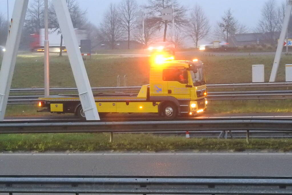 Drie bestelbussen brokken bij kop-staart aanrijding