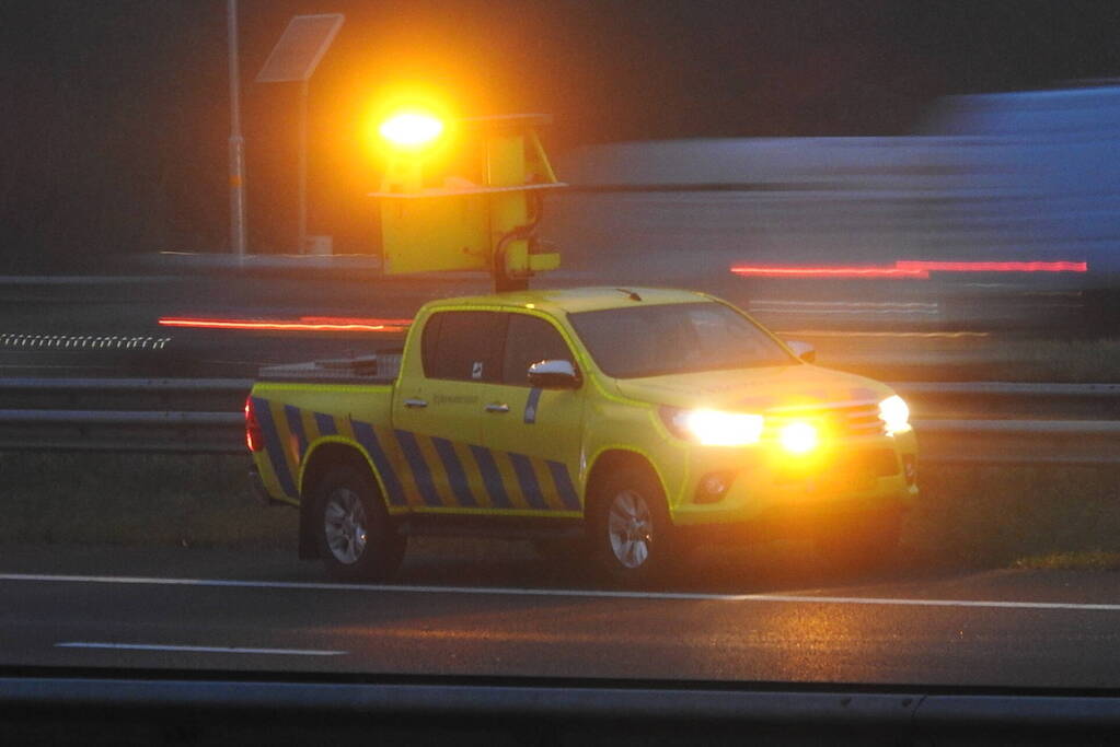 Drie bestelbussen brokken bij kop-staart aanrijding