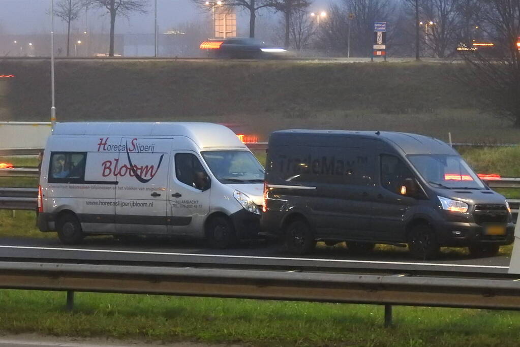 Drie bestelbussen brokken bij kop-staart aanrijding