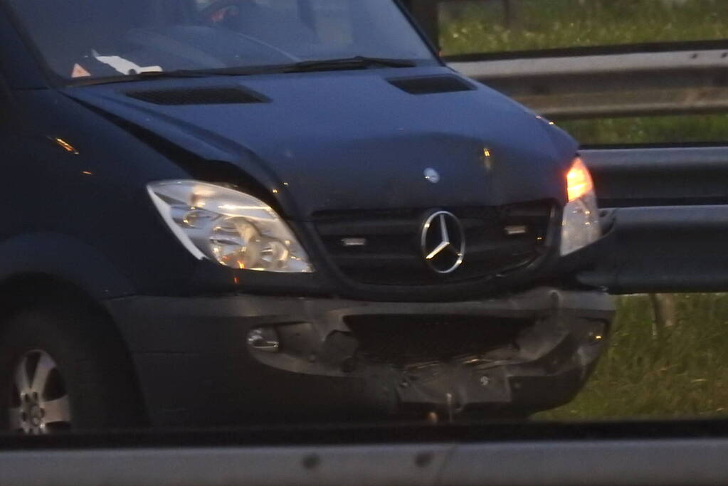 Drie bestelbussen brokken bij kop-staart aanrijding