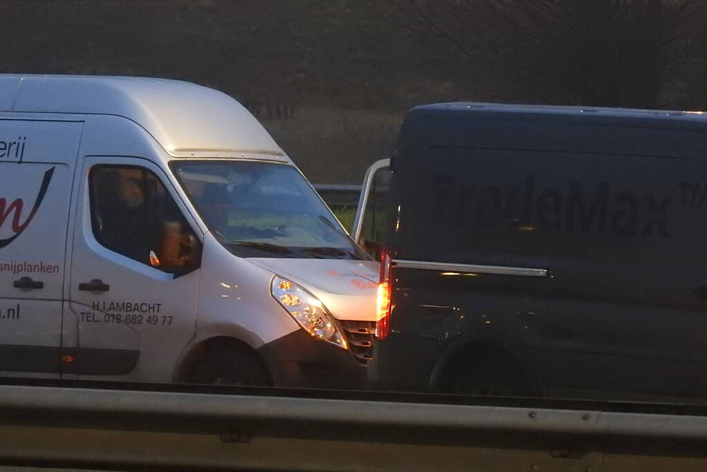 Drie bestelbussen brokken bij kop-staart aanrijding