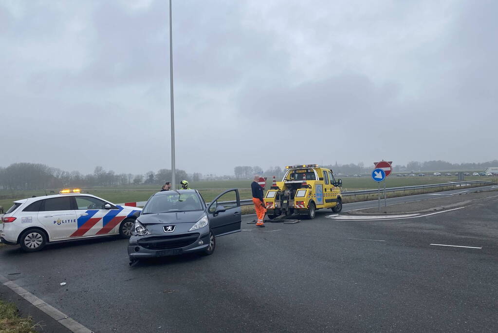 Automobilist botst tegen vangrail