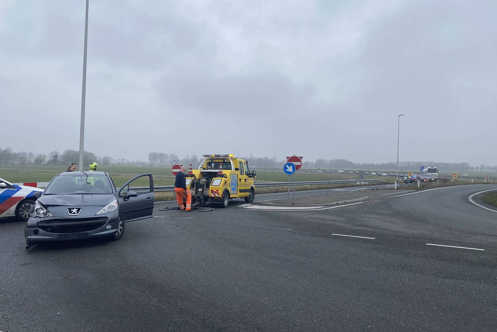 Automobilist botst tegen vangrail