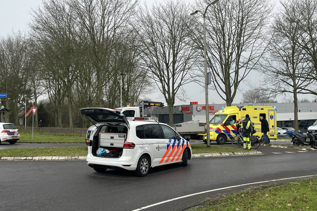Scooterrijder gewond naar het ziekenhuis na aanrijding