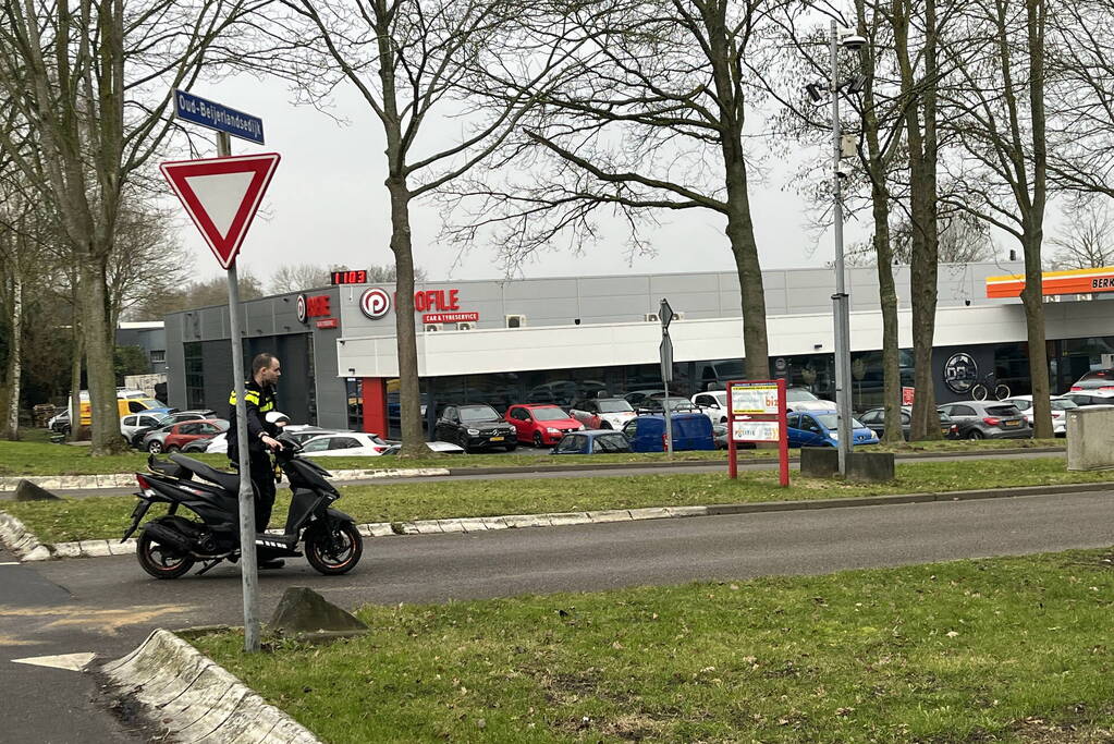 Scooterrijder gewond naar het ziekenhuis na aanrijding