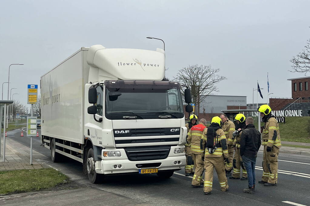 Brandweerlieden doen onderzoek bij vrachtwagen