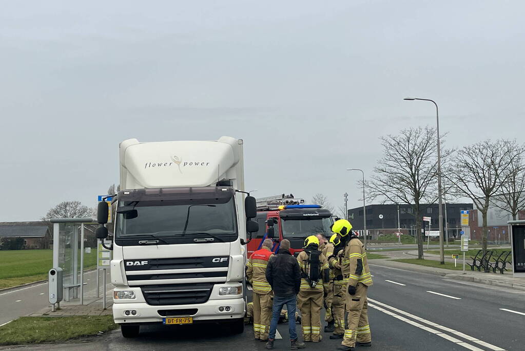 Brandweerlieden doen onderzoek bij vrachtwagen
