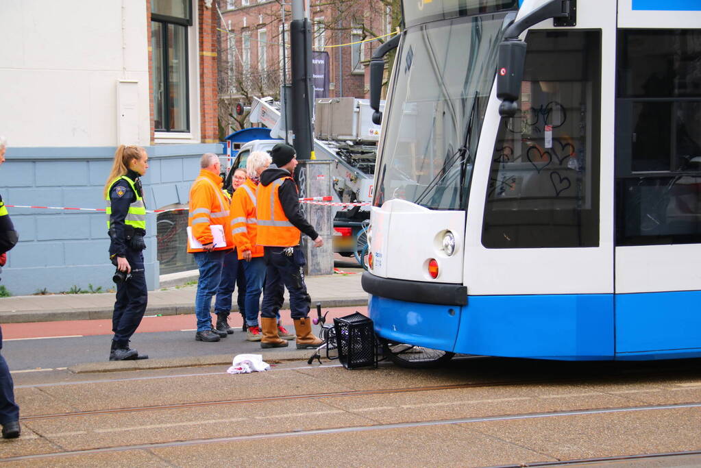 Fietser belandt onder tram