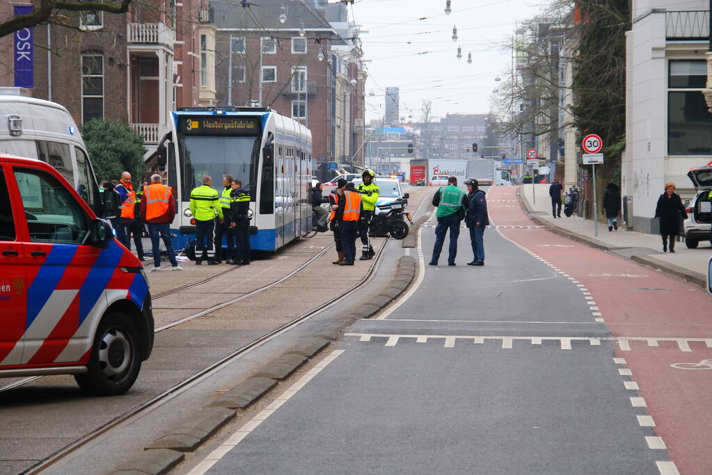 Fietser belandt onder tram