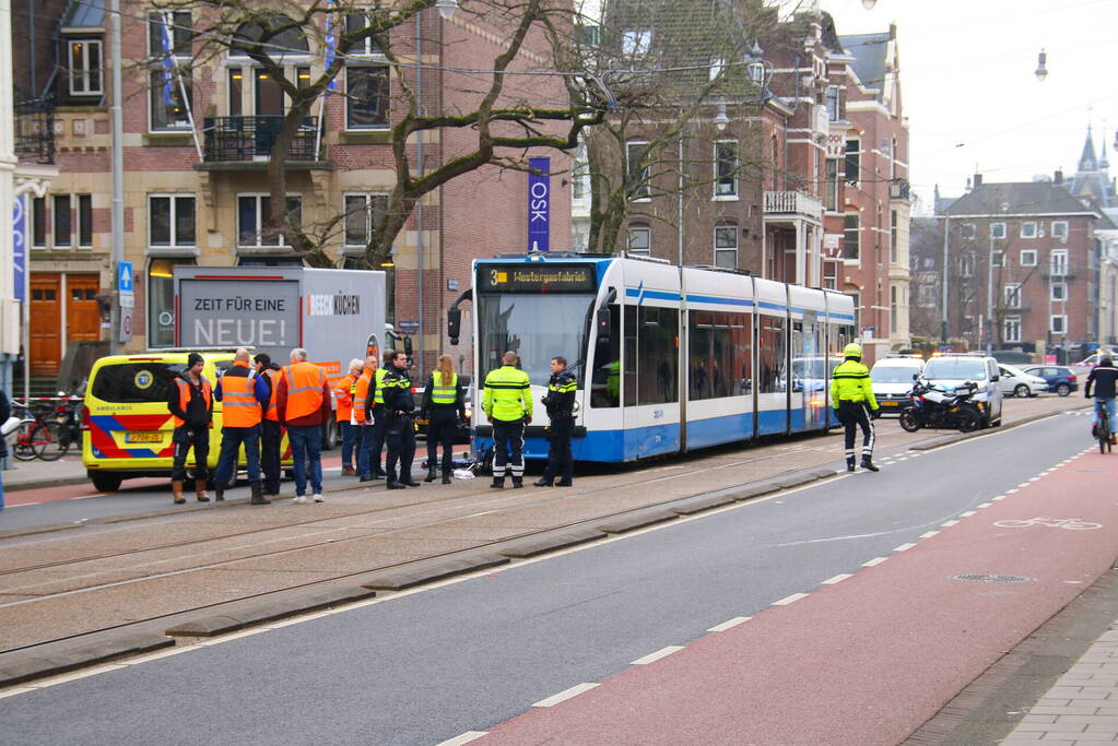 Fietser belandt onder tram