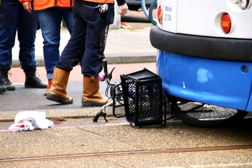 Fietser belandt onder tram