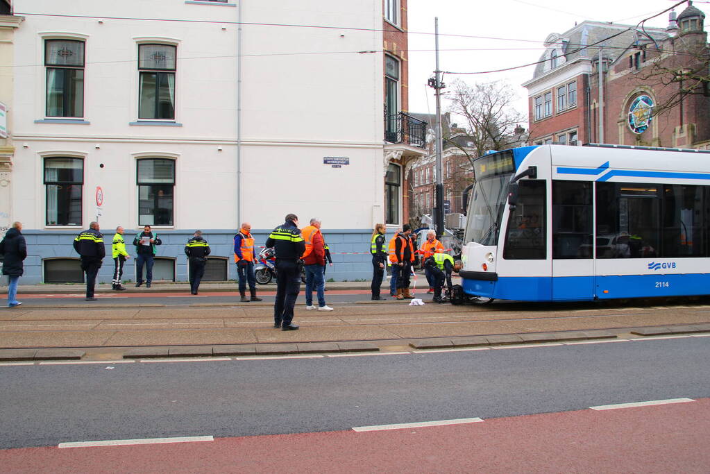 Fietser belandt onder tram